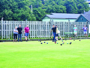 Image of players throwing lawn balls.