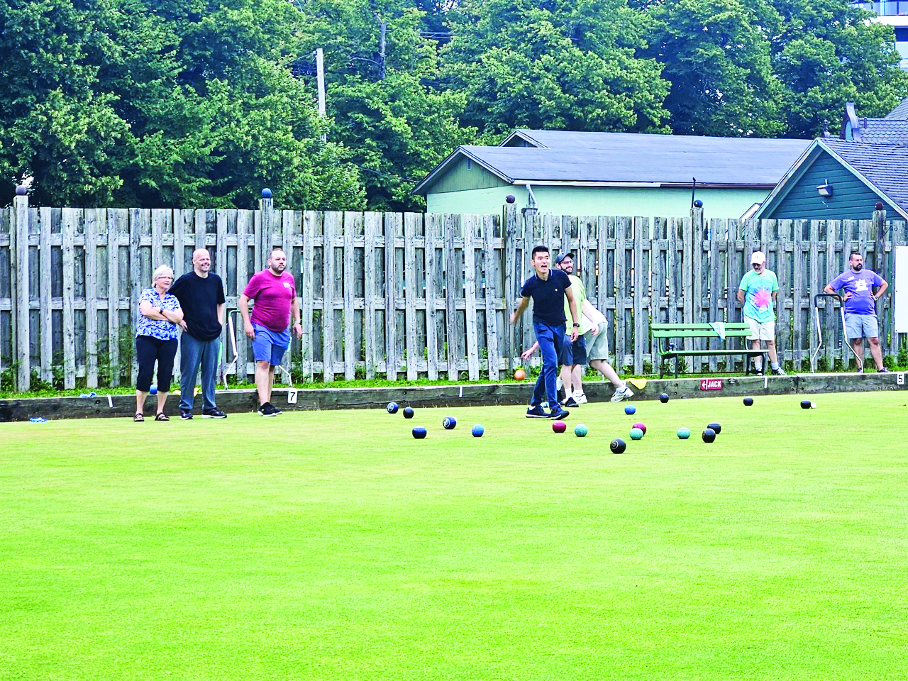 Image of players throwing lawn balls.